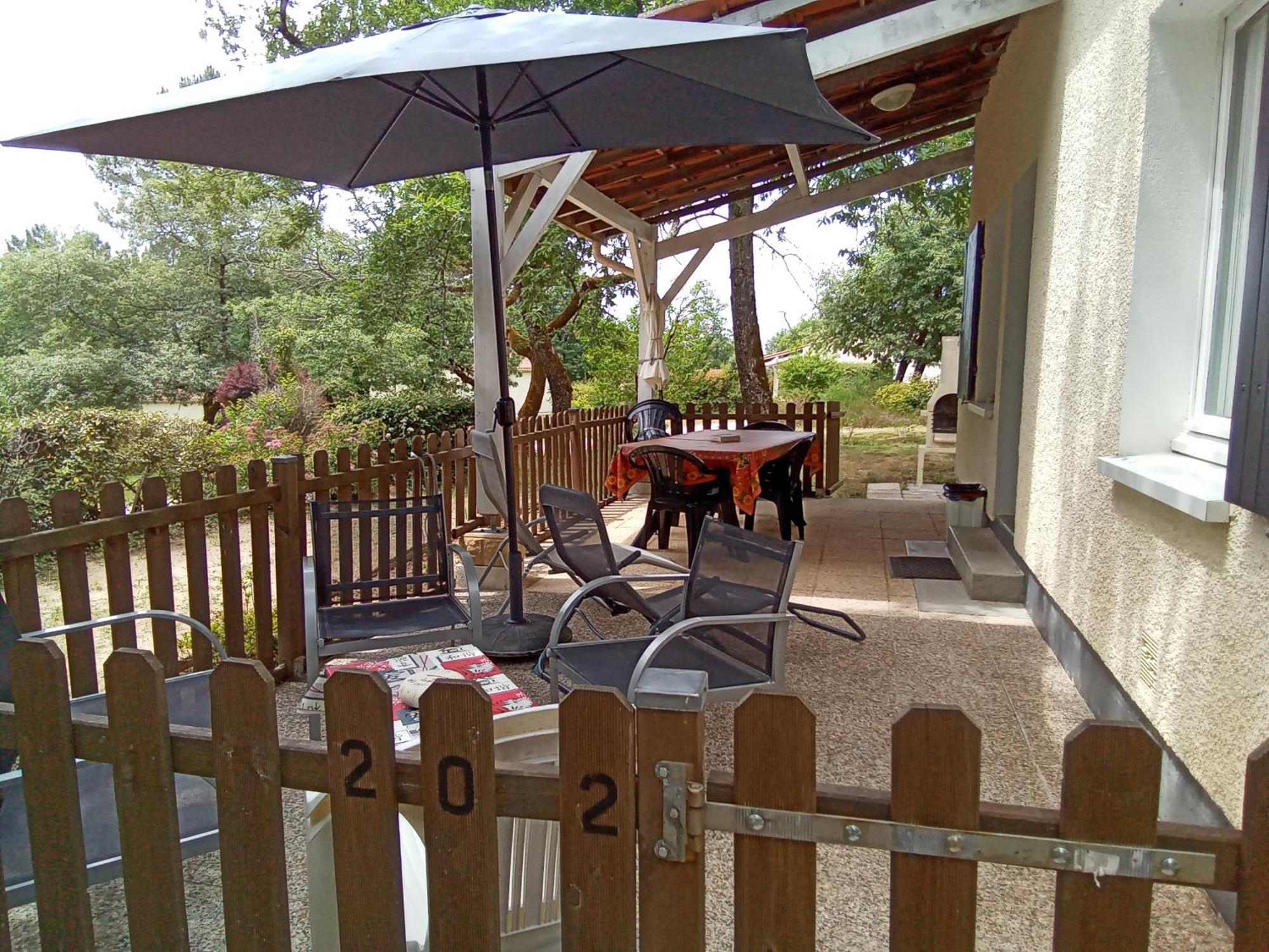 Etang Vallier Resort Brossac Exteriör bild